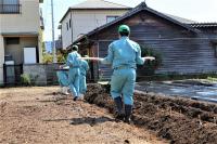 「波板」を運んでいます